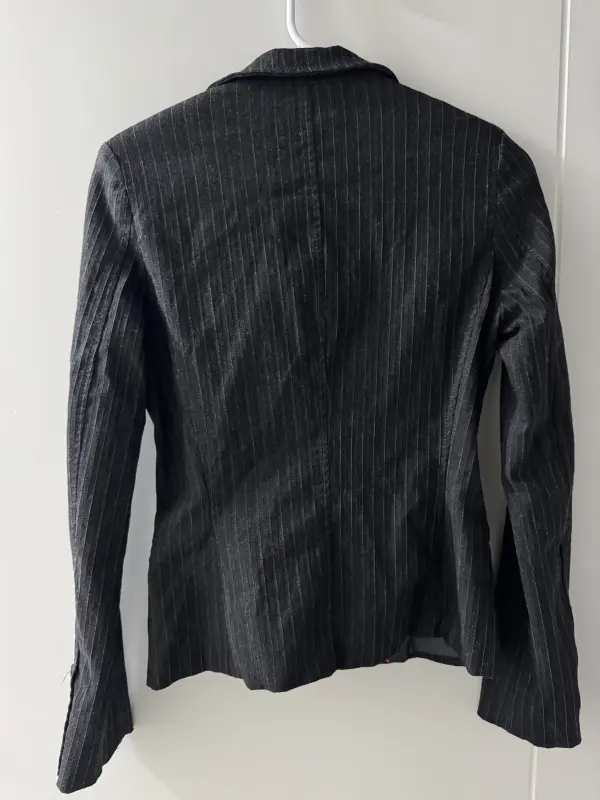 Blazer gris oscuro de rayas blancas talla S - Imagen 2