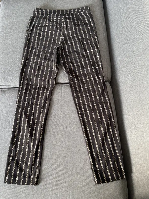 Pantalón negro estampado talla 26 - Imagen 2