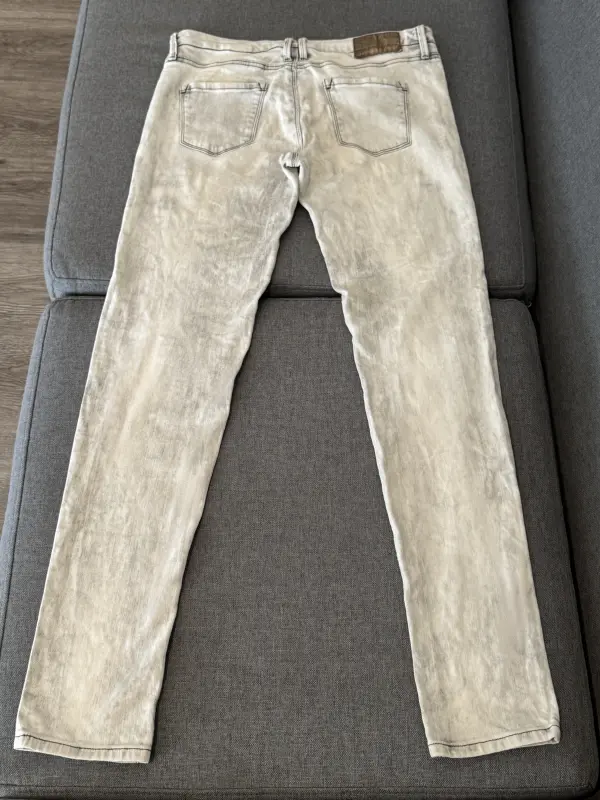 Pantalón de Jean blanco y gris talla 29 - Imagen 2