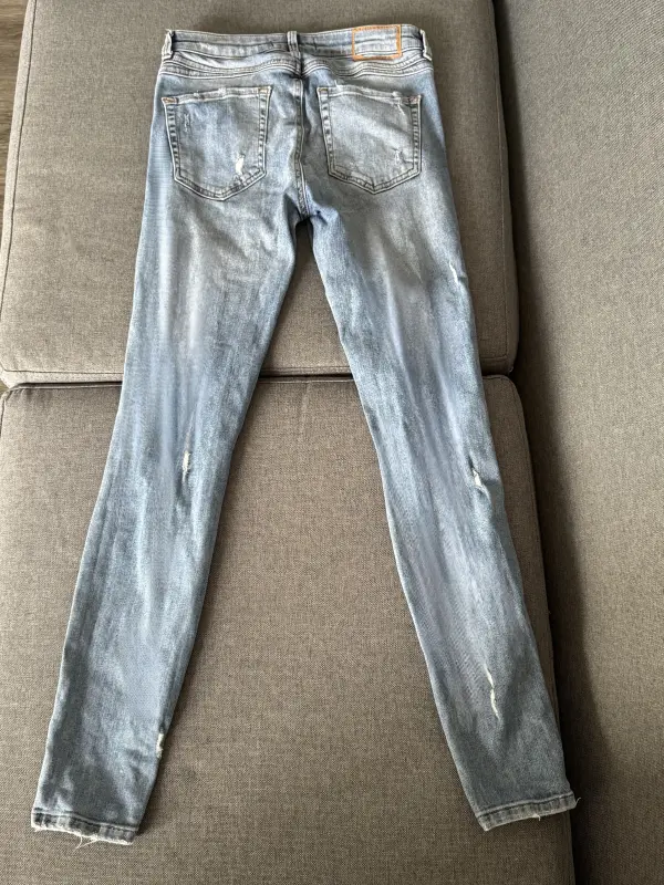 Pantalón de Jean celeste talla 26 - Imagen 2