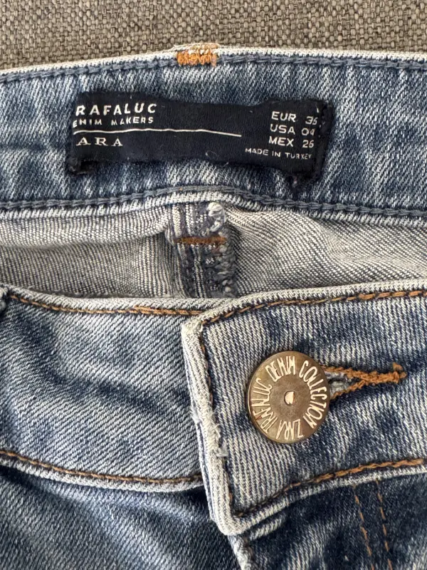 Pantalón de Jean celeste talla 26 - Imagen 3