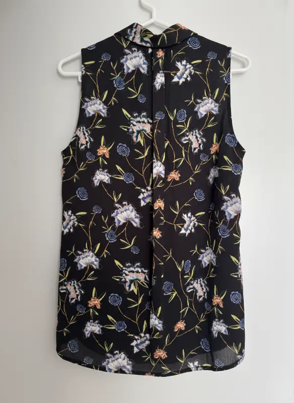 Blusa manga cero negro estampado flores talla S - Imagen 2