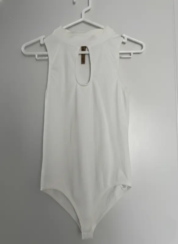 Polo blanco con escote ovalado talla M - Polos | Comprar Online Lima