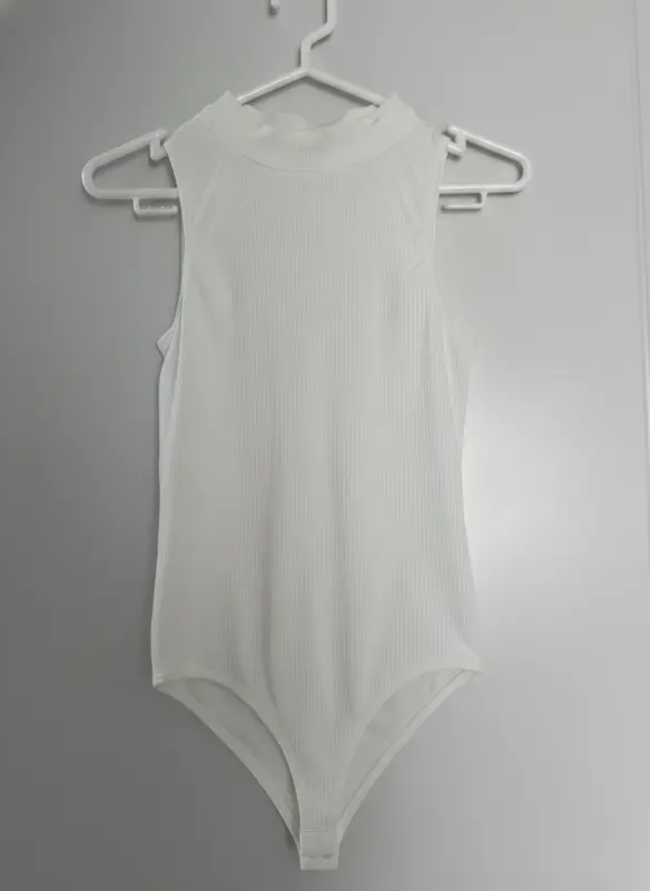 Polo blanco con escote ovalado talla M - Imagen 2