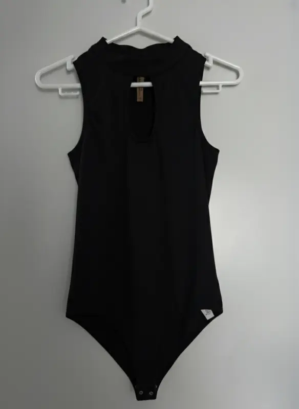 Polo negro con escote ovalado talla M - Polos | Comprar Online Lima