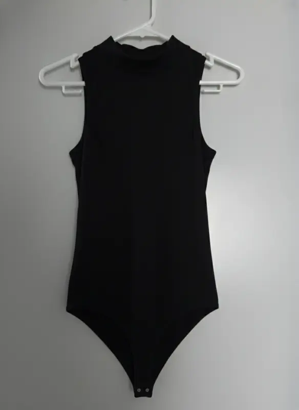 Polo negro con escote ovalado talla M - Imagen 2