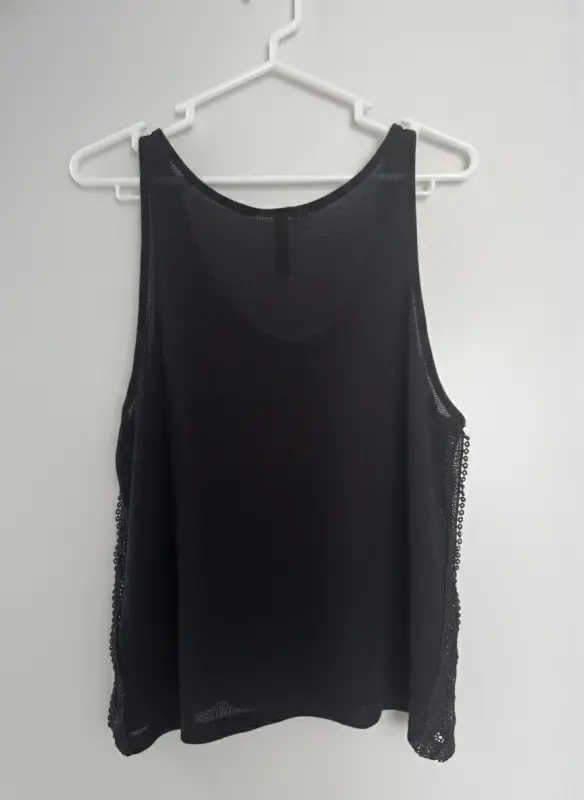 Polo negro con detalle al costado talla S - Imagen 2