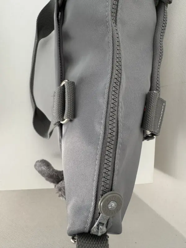 Bolso gris espacioso para viaje y deporte - Imagen 2
