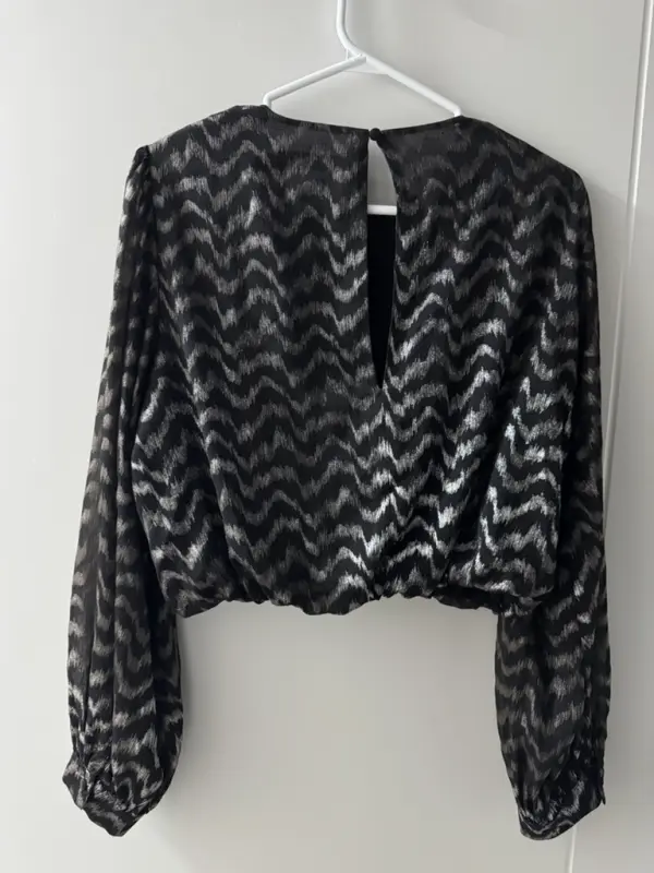 Blusa negro y plateado talla S - Imagen 2